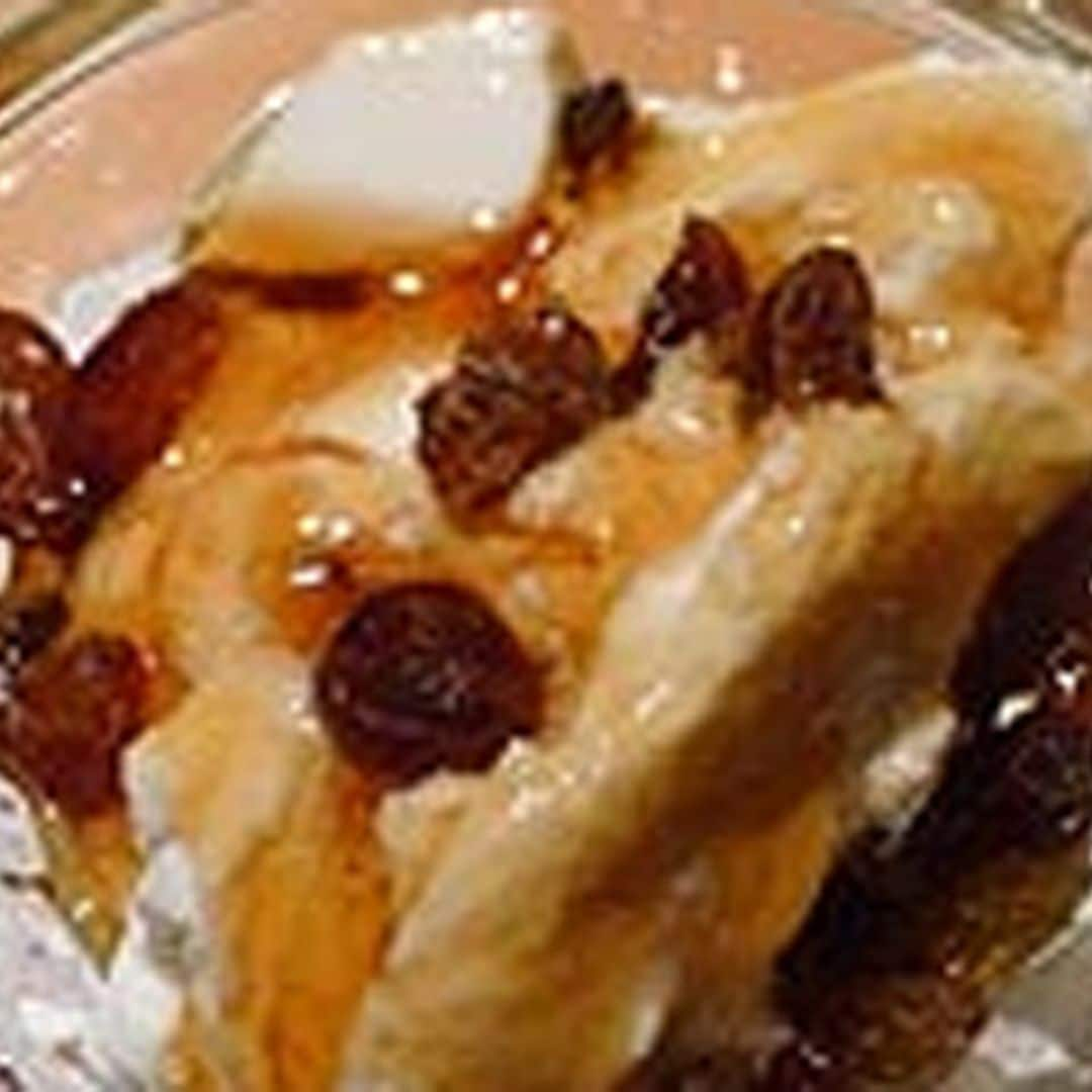 Postre de miel y queso con nueces y pasas