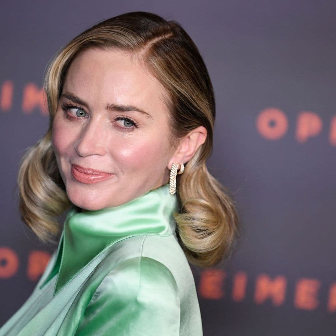 El de Emily Blunt y otros peinados inspirados en los años 60 para invitadas elegantes