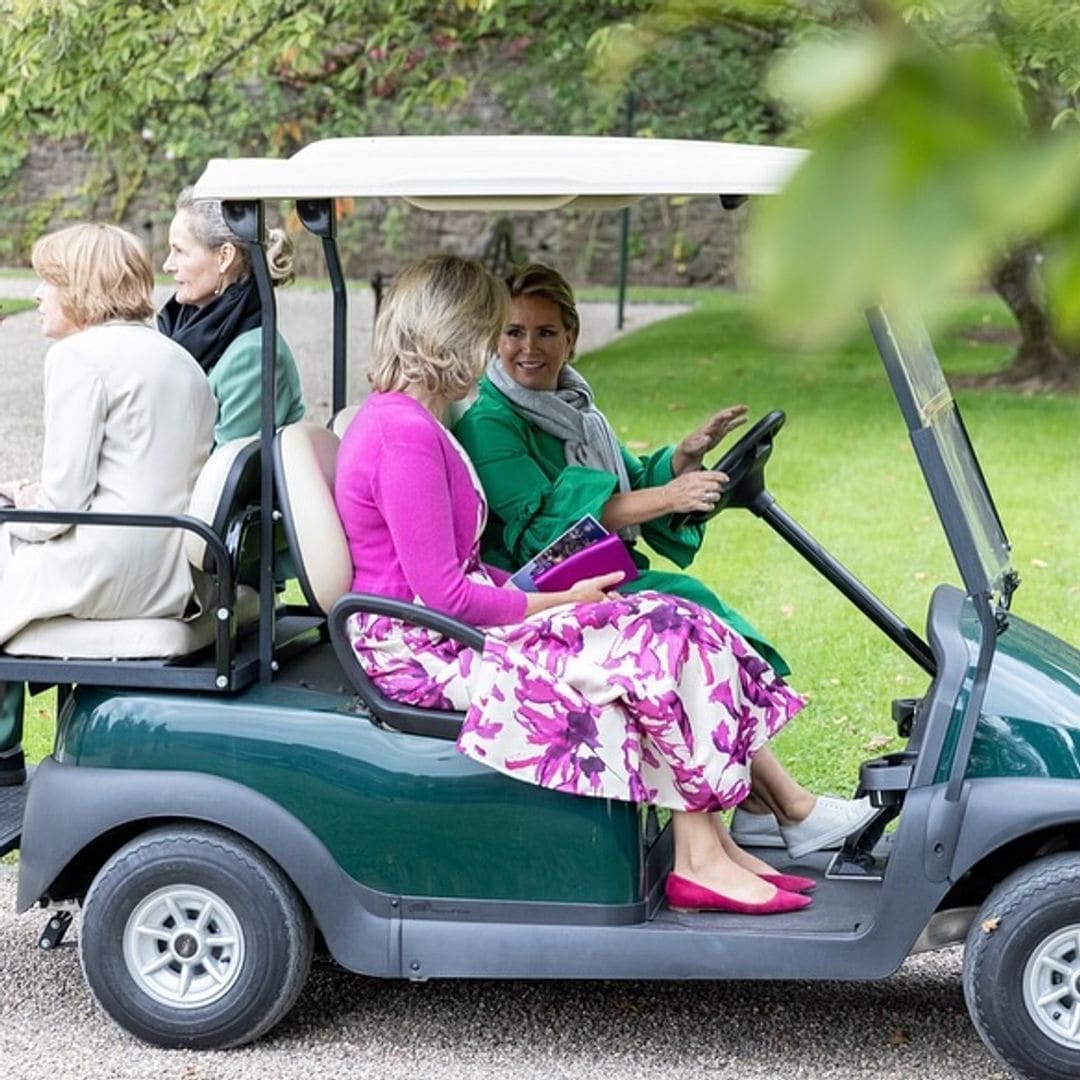 La divertida imagen que nos han dejado María Teresa de Luxemburgo y Matilde de Bélgica, ¡a bordo de un buggy!