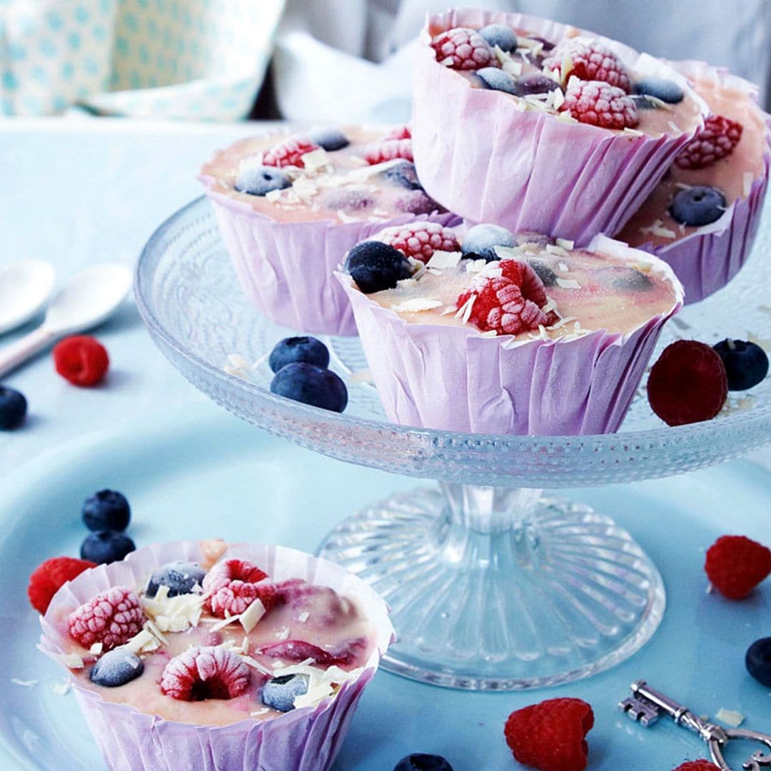 'Cupcakes' helados de chocolate blanco y frutos rojos