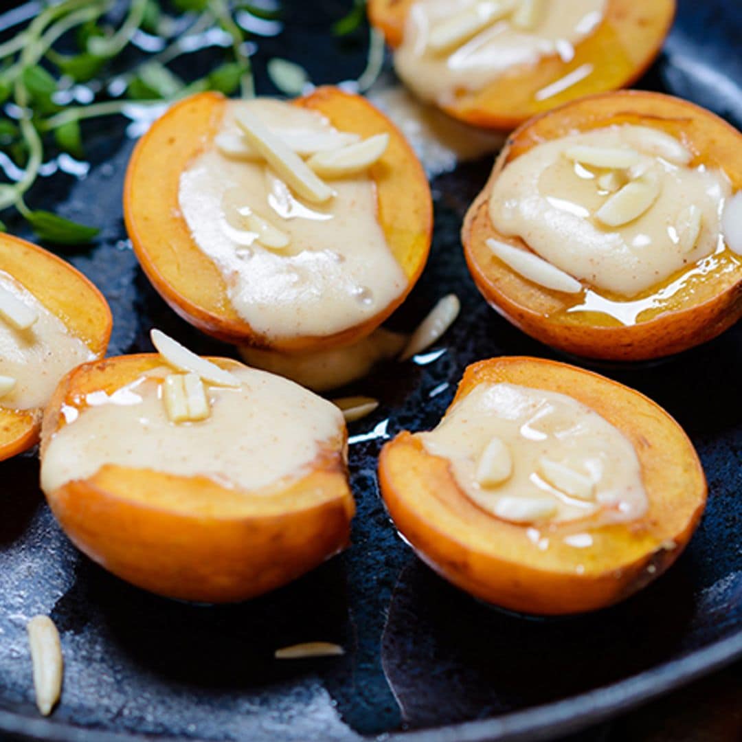 Nísperos a la plancha rellenos de queso con almendras