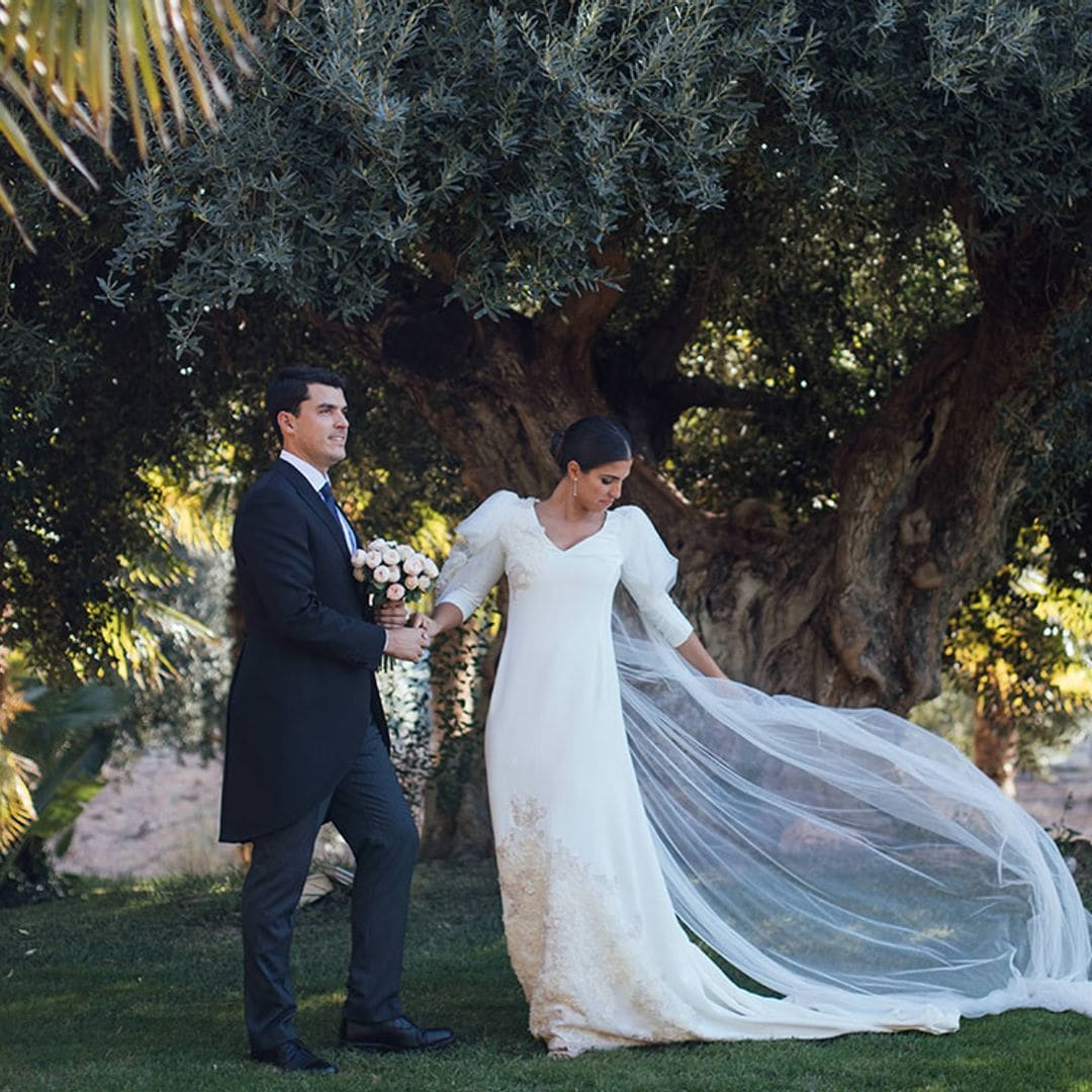 El vestido sencillo con bordados que convirtió a Carmen en la novia más original