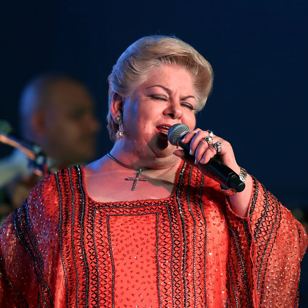 Fans de Paquita la del Barrio rinden homenaje a la cantante a las afueras de su restaurante, 'Casa Paquita'