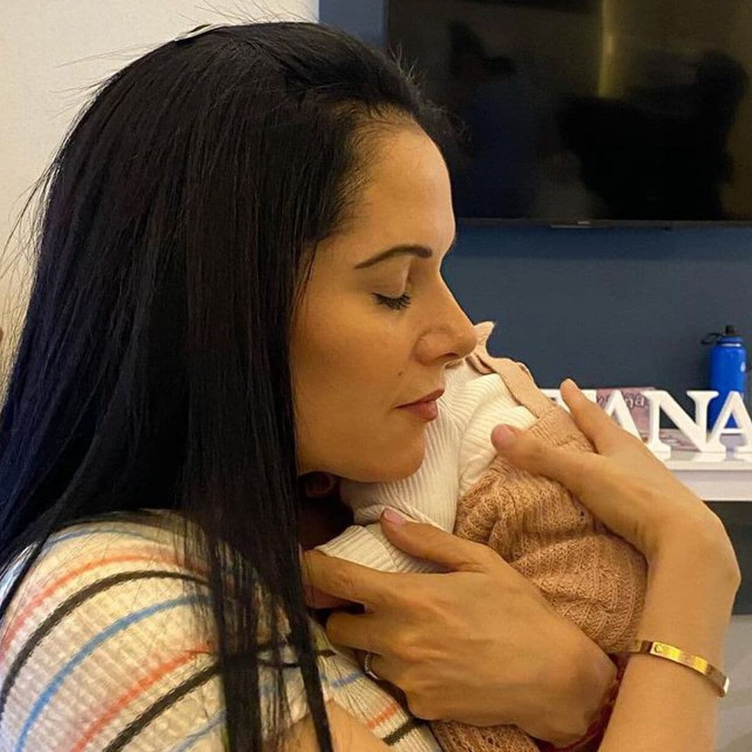 América Guinart, mamá de Camila Fernández, fascinada en su faceta de abuelita amorosa