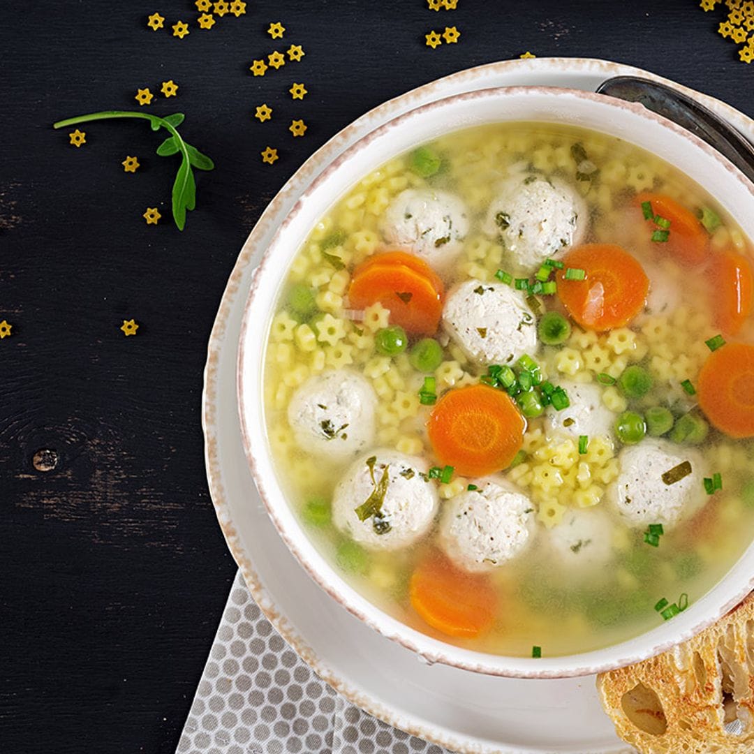 Sopa de estrellitas de pasta con bolitas de pavo