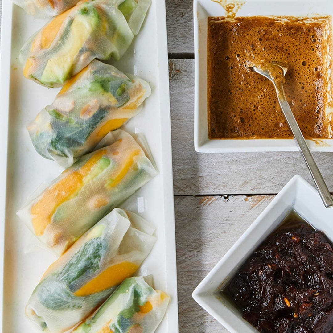 Rollitos vegetales de papel de arroz con dos salsas