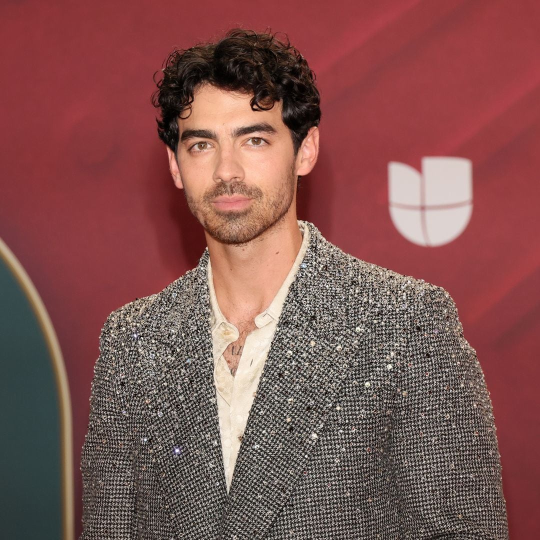 Joe Jonas hace una aparición inesperada en los Latin Grammy luciendo espectacular