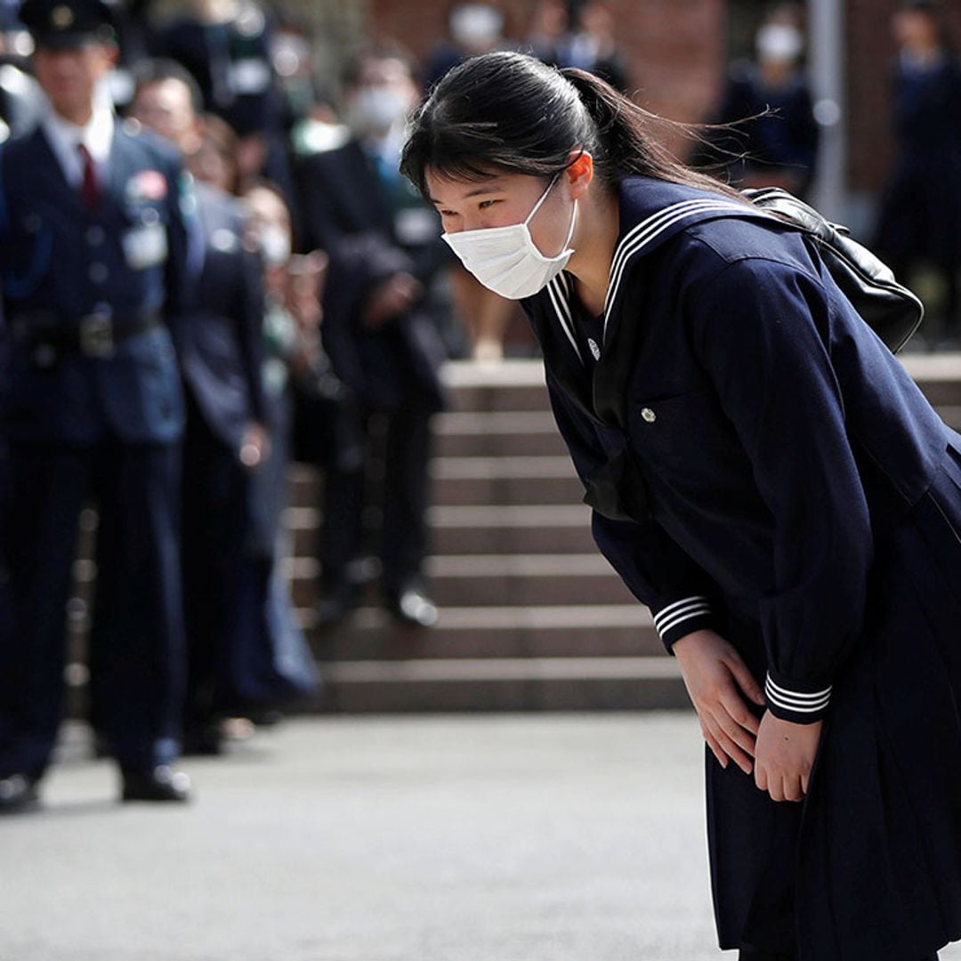 Con mascarilla y sin sus padres: la atípica ceremonia de graduación de Aiko de Japón