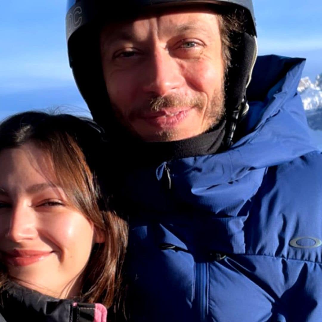 El inesperado encuentro de Úrsula Corberó y Chino Darín en la montaña... ¡con Valentino Rossi!