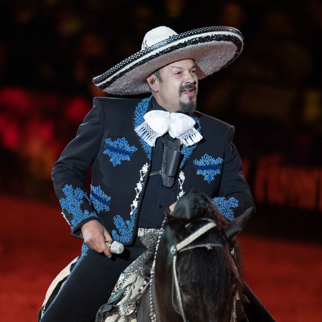 Con un palomazo en natal Zacatecas, Pepe Aguilar apoya a su equipo de charrería