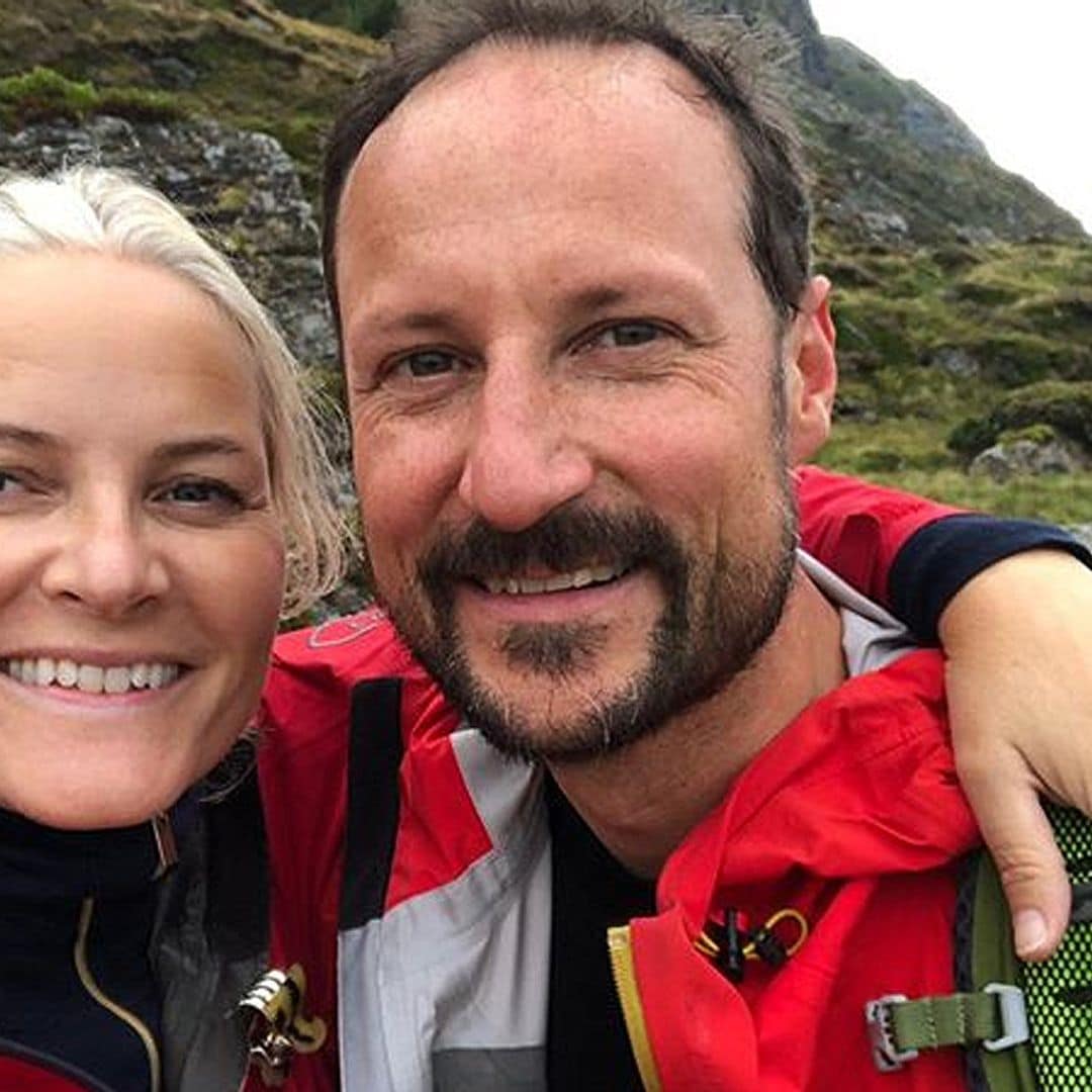 Haakon de Noruega, el mejor 'modelo' para Mette Marit en su excursión a las montañas