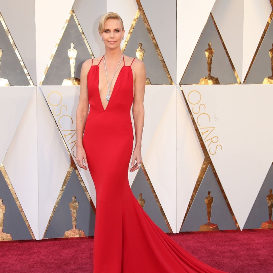 Metalizados, tul y lentejuelas: analizamos el estilazo de Charlize Theron