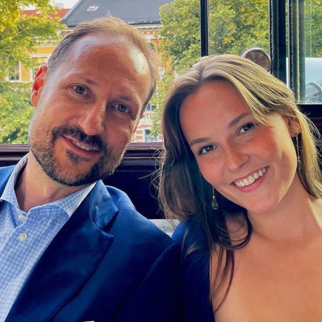 Haakon de Noruega abre el álbum privado de sus vacaciones familiares por su 50 cumpleaños