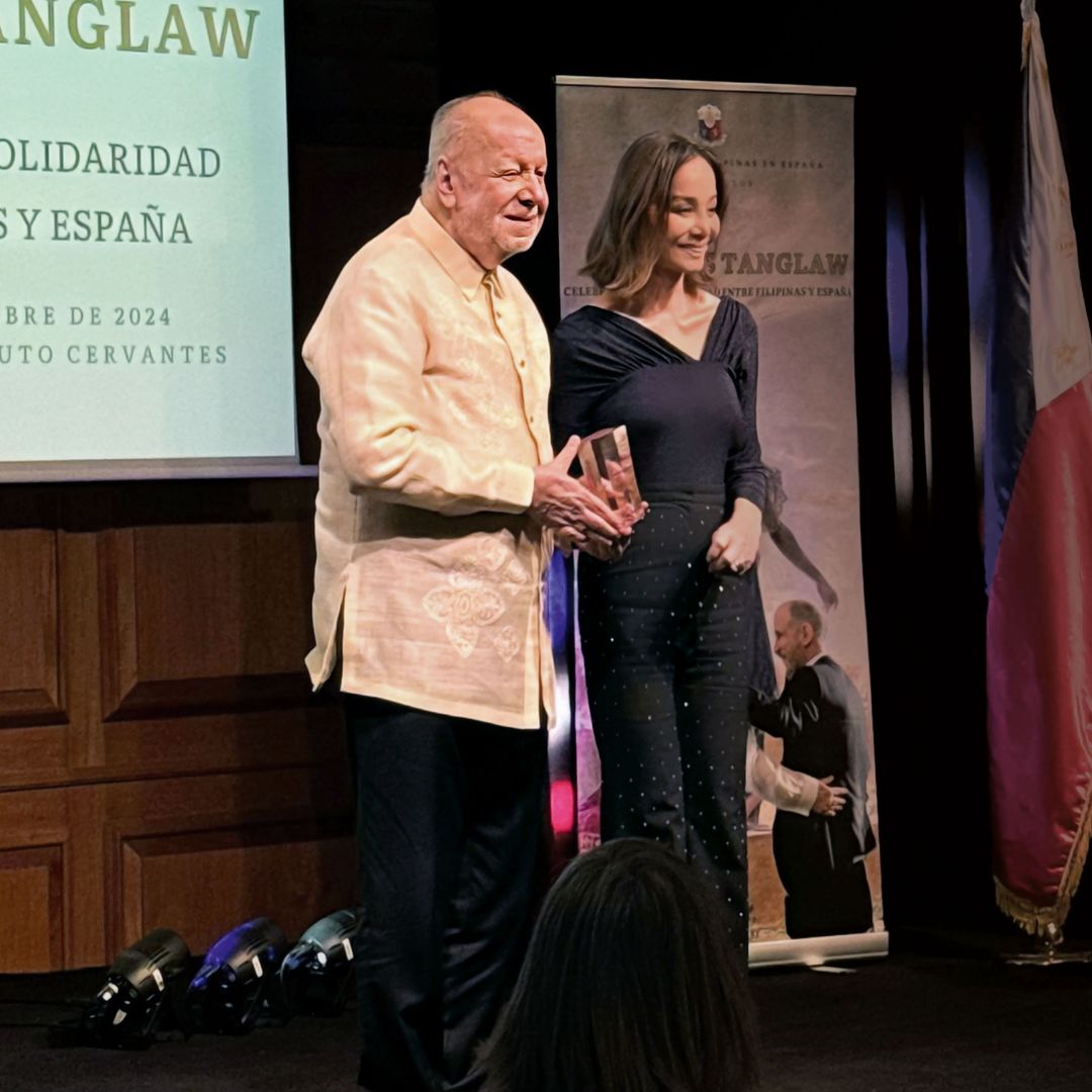 Isabel Preysler recogiendo el premio