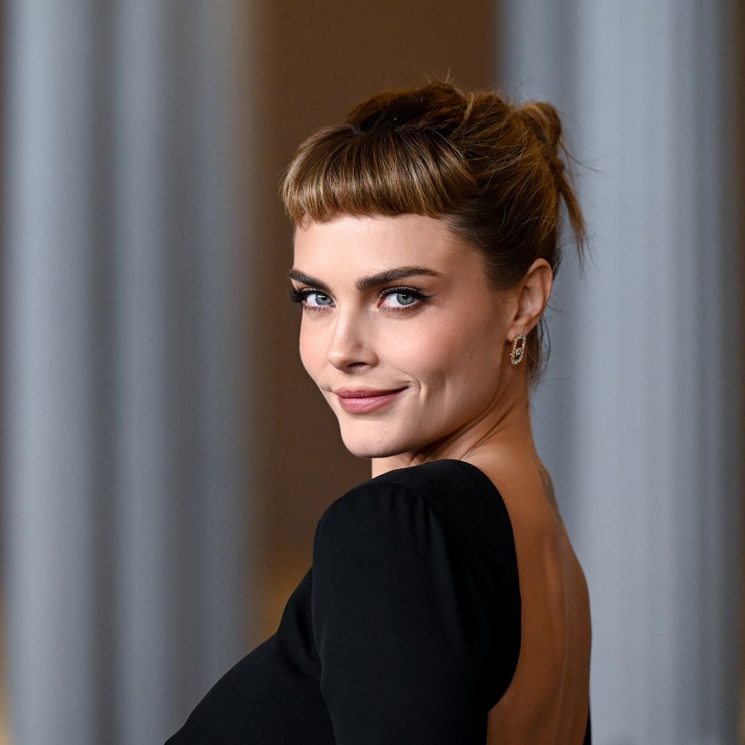 Cara Delevingne sorprende con un microflequillo inspirado en Audrey Hepburn