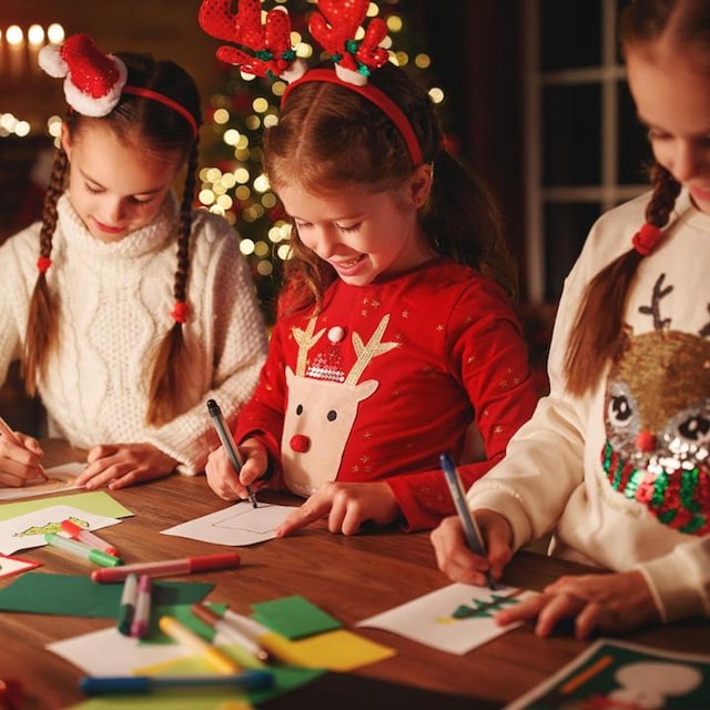 ni as haciendo manualidades de navidad 