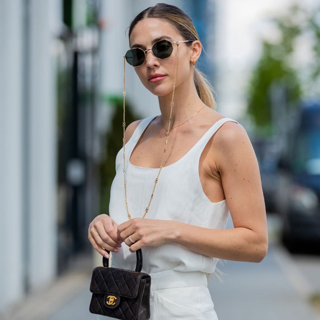 ¿Blanco o beige? Combina de lunes a domingo los tonos de las chicas más elegantes