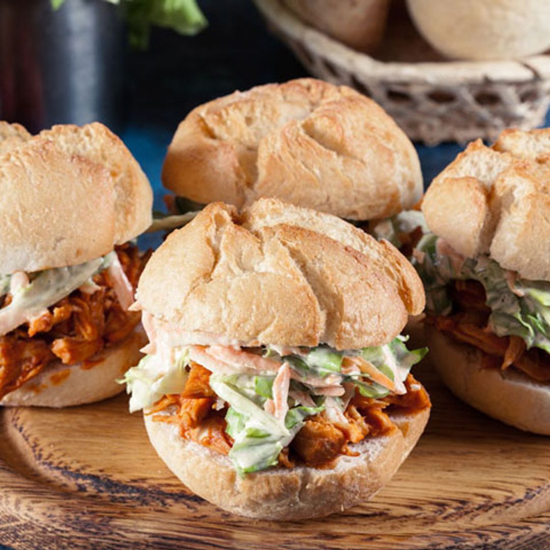 Sándwich de 'pulled chicken' con lechuga