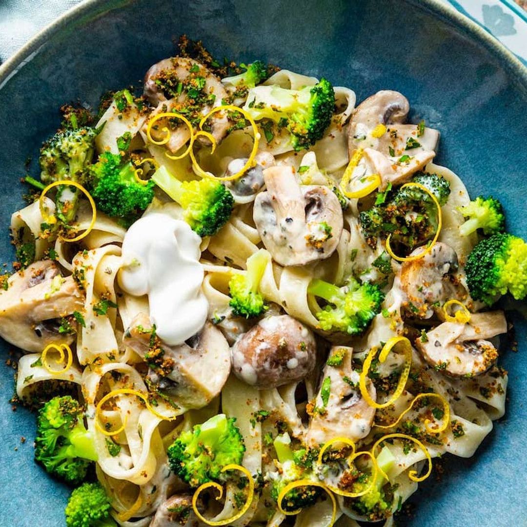 Tagliatelle con brócoli, champiñones y salsa cremosa de vino blanco