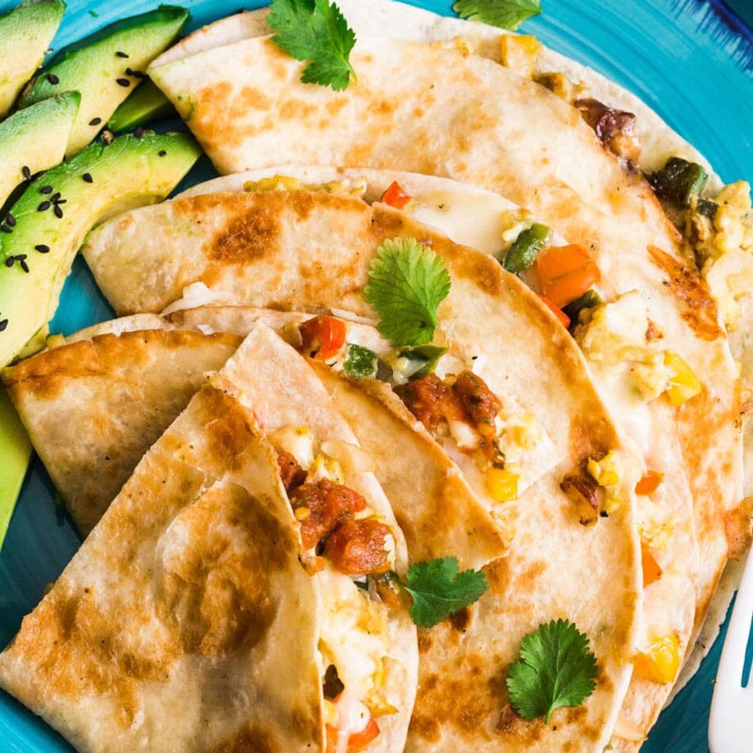 Quesadillas de huevos revueltos, aguacate y tomate