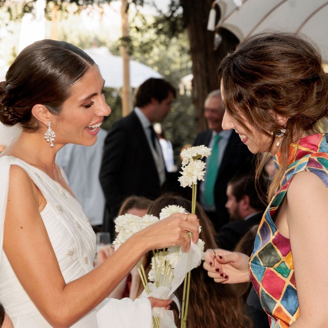 Ana Cristina Portillo dándole una flor a una invitada