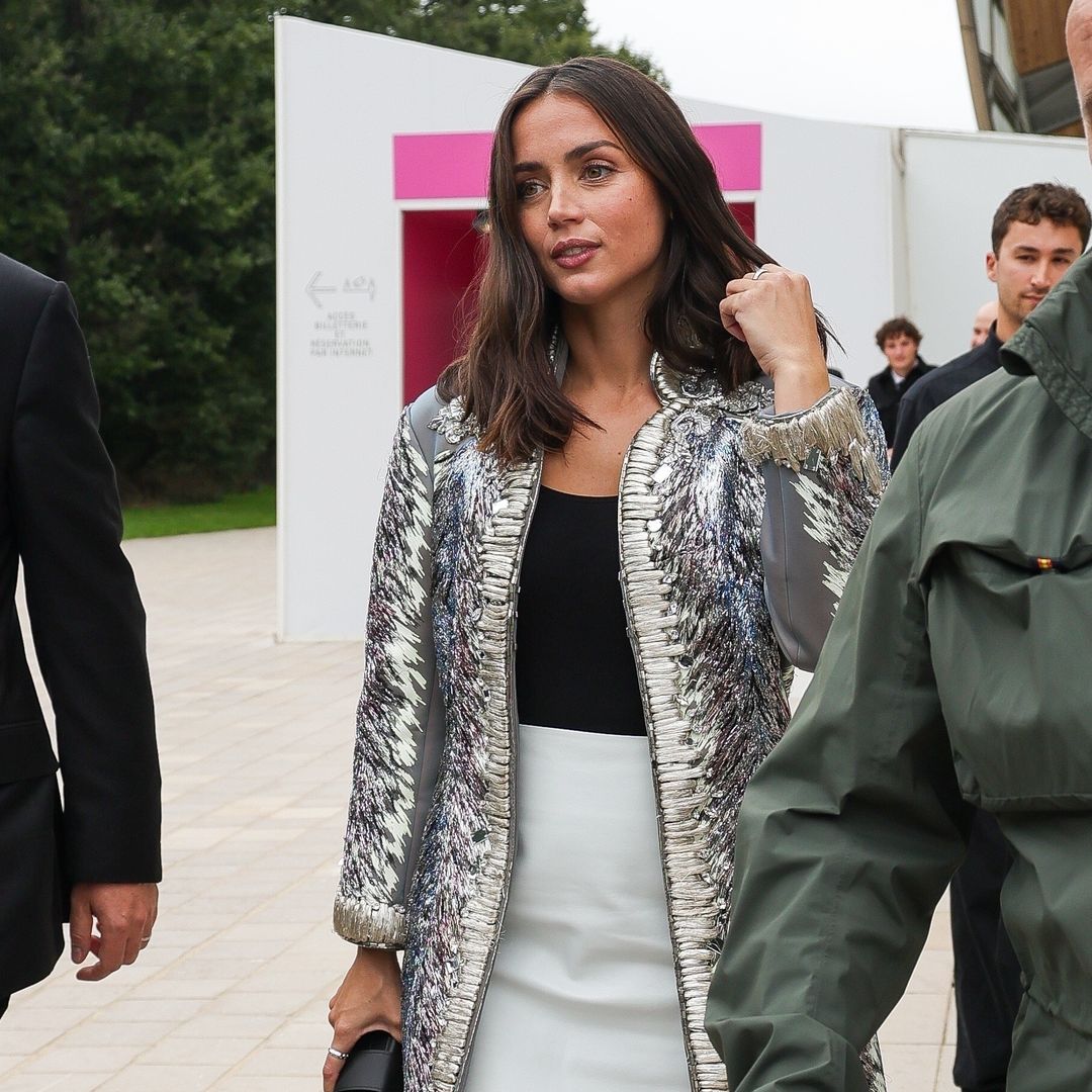 El exclusivo abrigo que Ana de Armas ha estrenado en París, queda genial con minifalda y botines