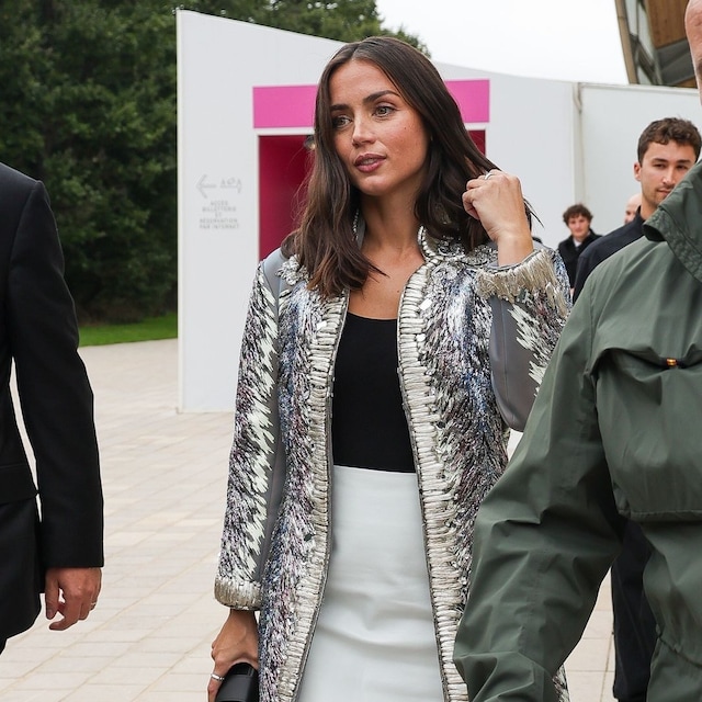 Ana de Armas entregó los premios LVMH en la Fundación Louis Vuitton de París junto a la familia Arnault.