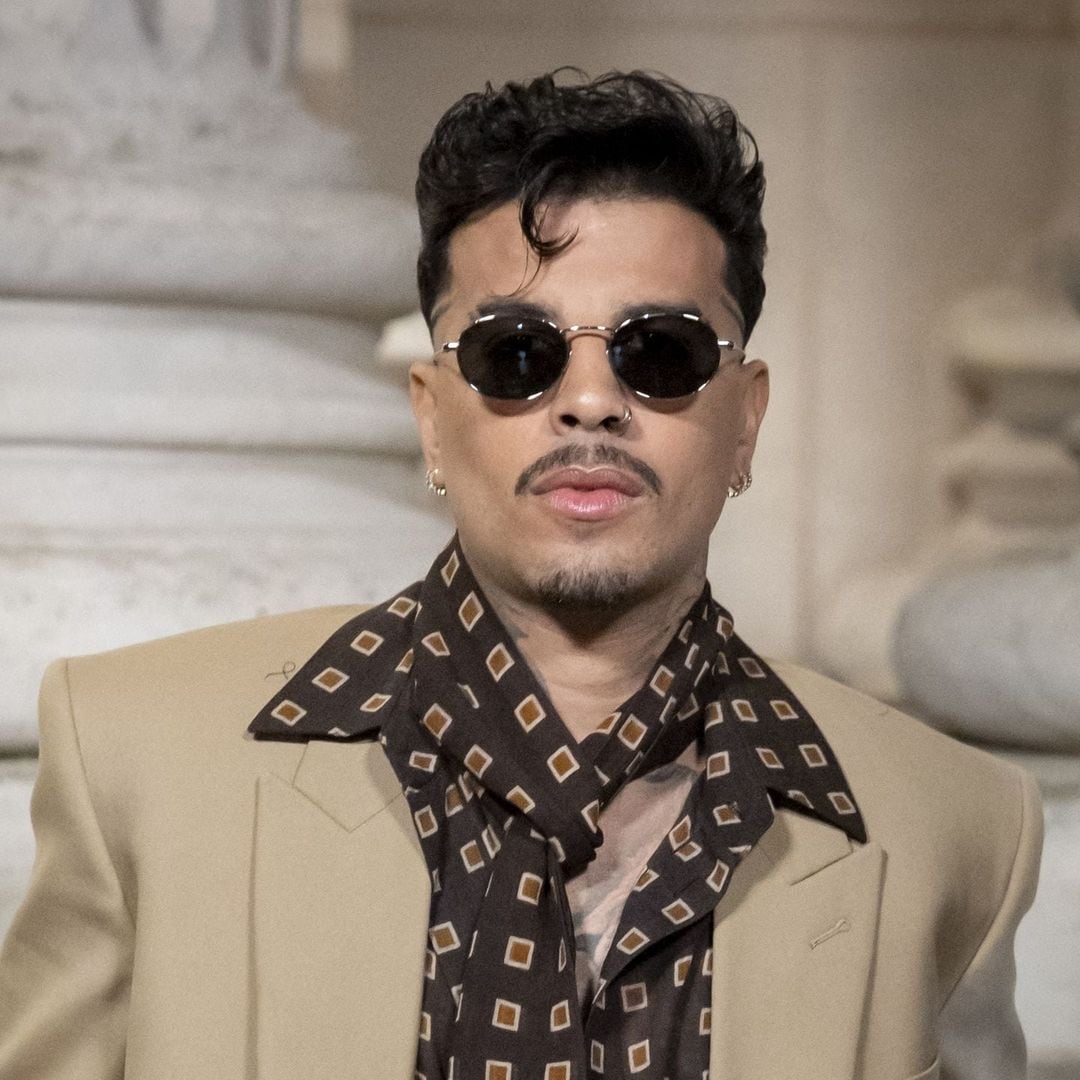 El 'look' elegante y romántico de Rauw Alejandro para el desfile de Saint Laurent en París