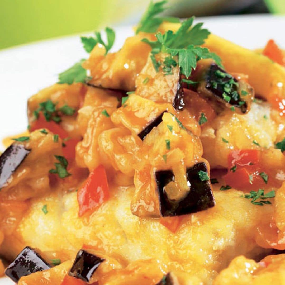 Filetes de gallo con berenjenas y tomates