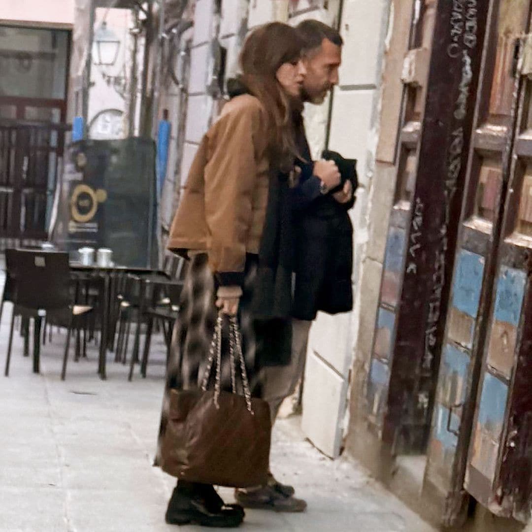 Sara Carbonero y José Luis Cabrera, entrando en una librería