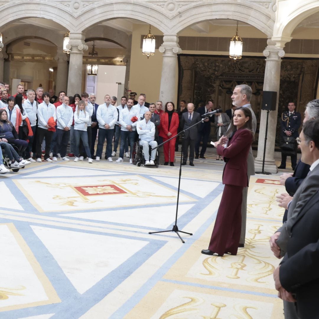 La reina Letizia con un traje burdeos y blusa de lazo