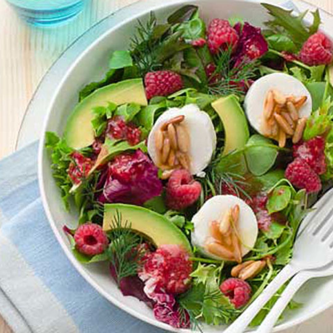 Ensalada de aguacate, frambuesas, queso de cabra y piñones