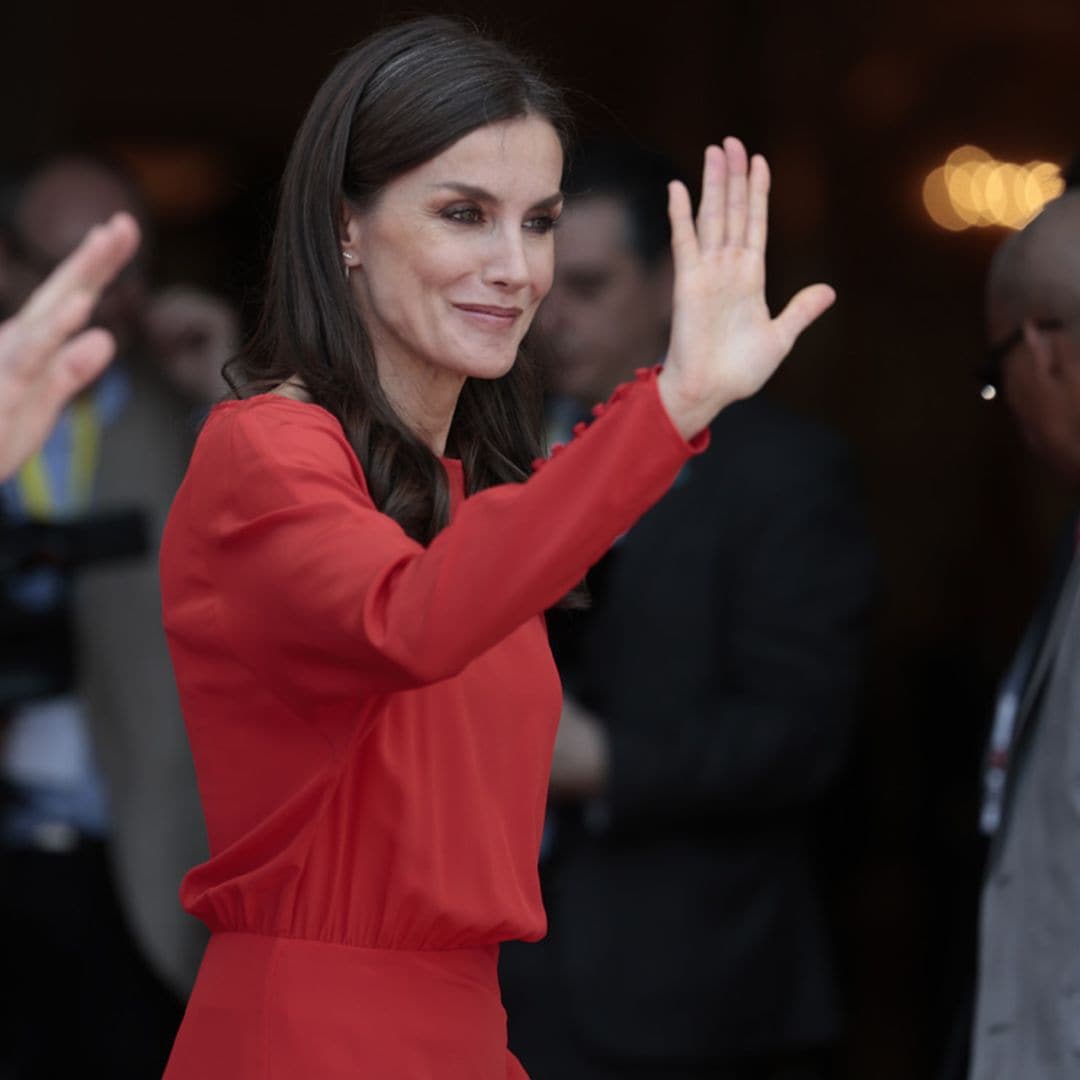 La Reina se despide de Angola con un vestido 'rojo Letizia' de Massimo Dutti