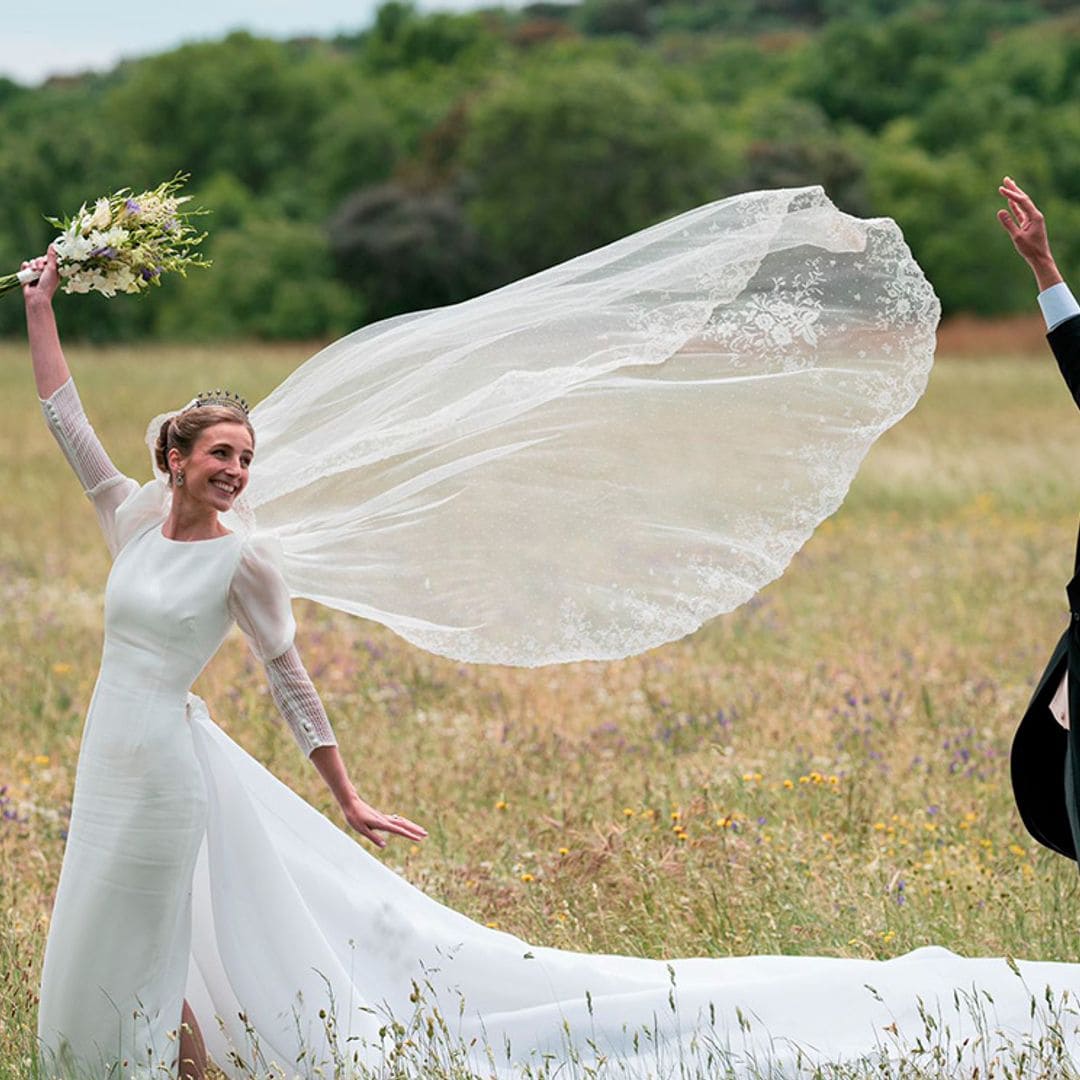 La boda de Sylvia, la novia madrileña del vestido sencillo y la tiara vintage