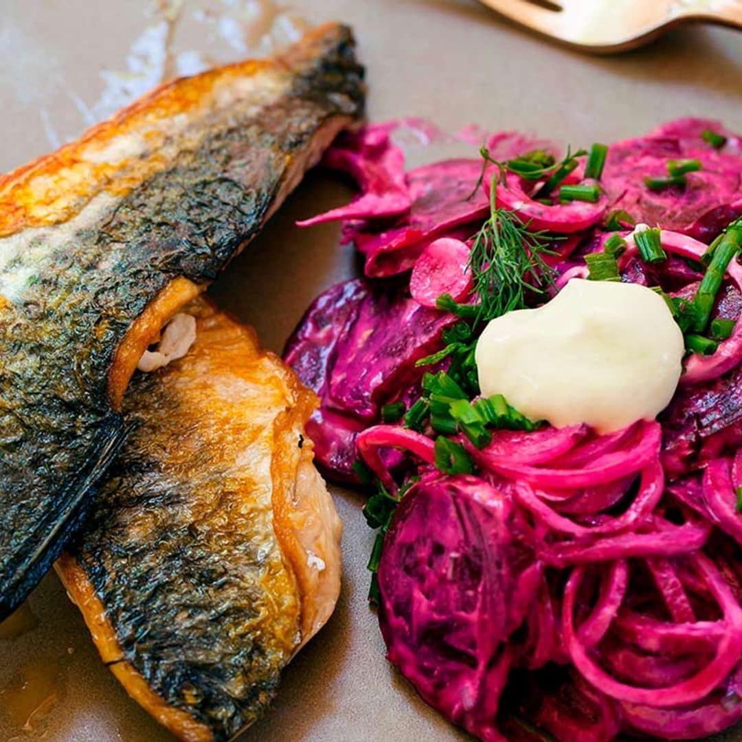 Filetes de caballa con ensalada de remolacha y cebolla