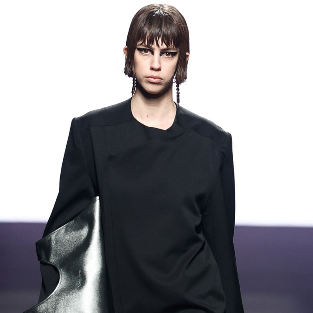 Una rica mezcla de texturas y el color negro marcan el debut de Acromatyx en Fashion Week Madrid