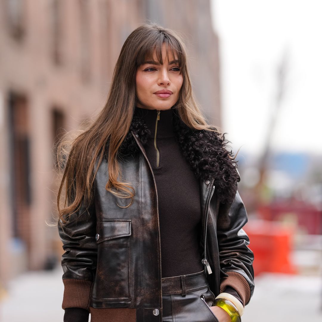 Look de street style: Mara LaFontan con cabello 'mocha mousse'