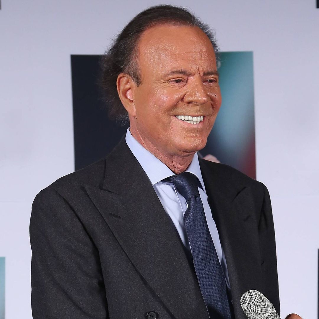 Julio Iglesias le envía un mensaje de apoyo a Raphael: ‘Un campeón tan grande puede con todo’