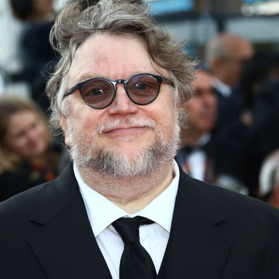 Guillermo del Toro vuelve al trabajo, vestido de luto, un día después del fallecimiento de su madre