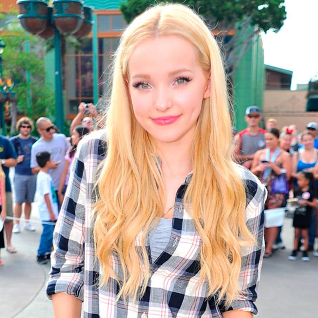 Dove Cameron tiene una combinación fetiche fuera de cámaras