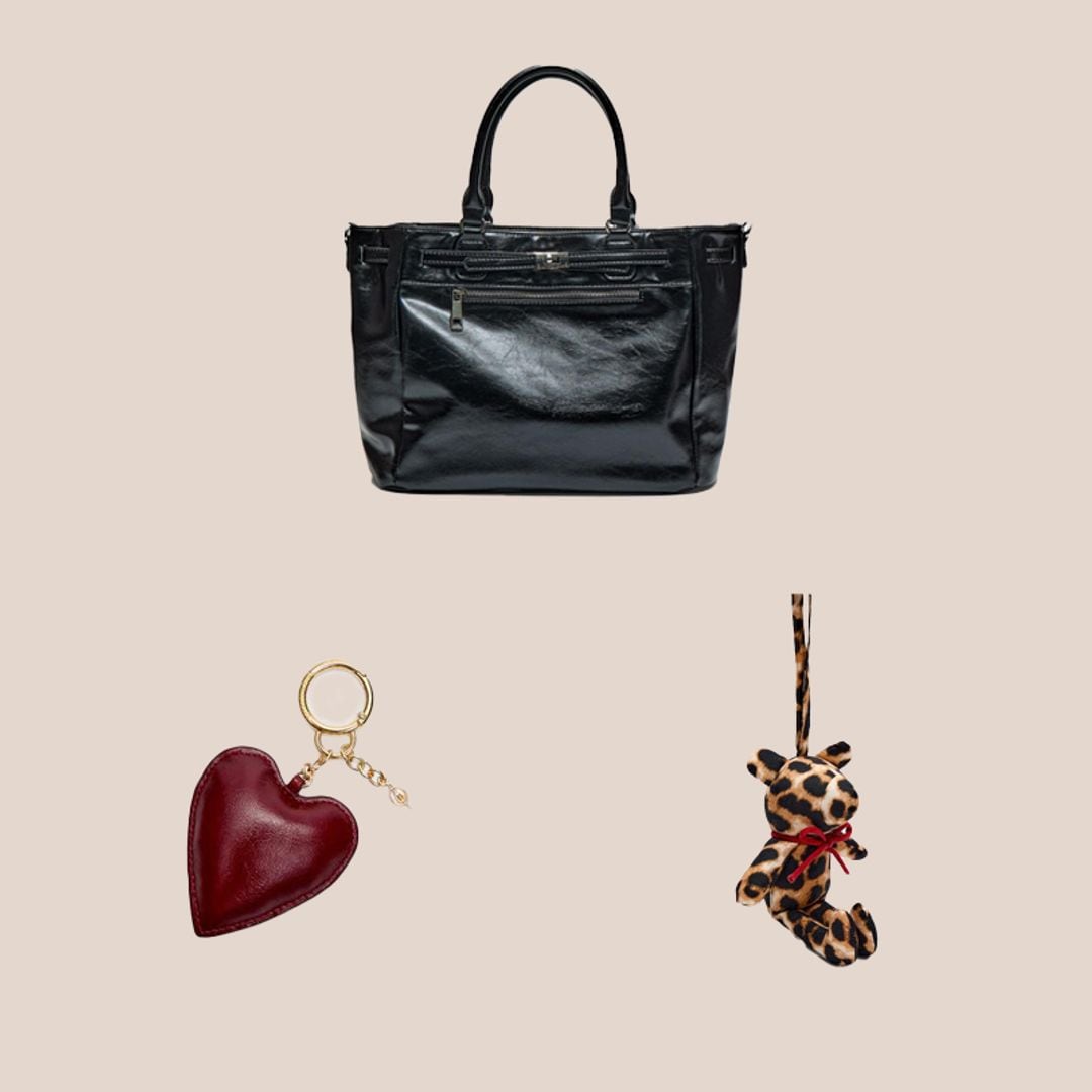 Bolso negro con charms de corazon rojo y oso de animal print