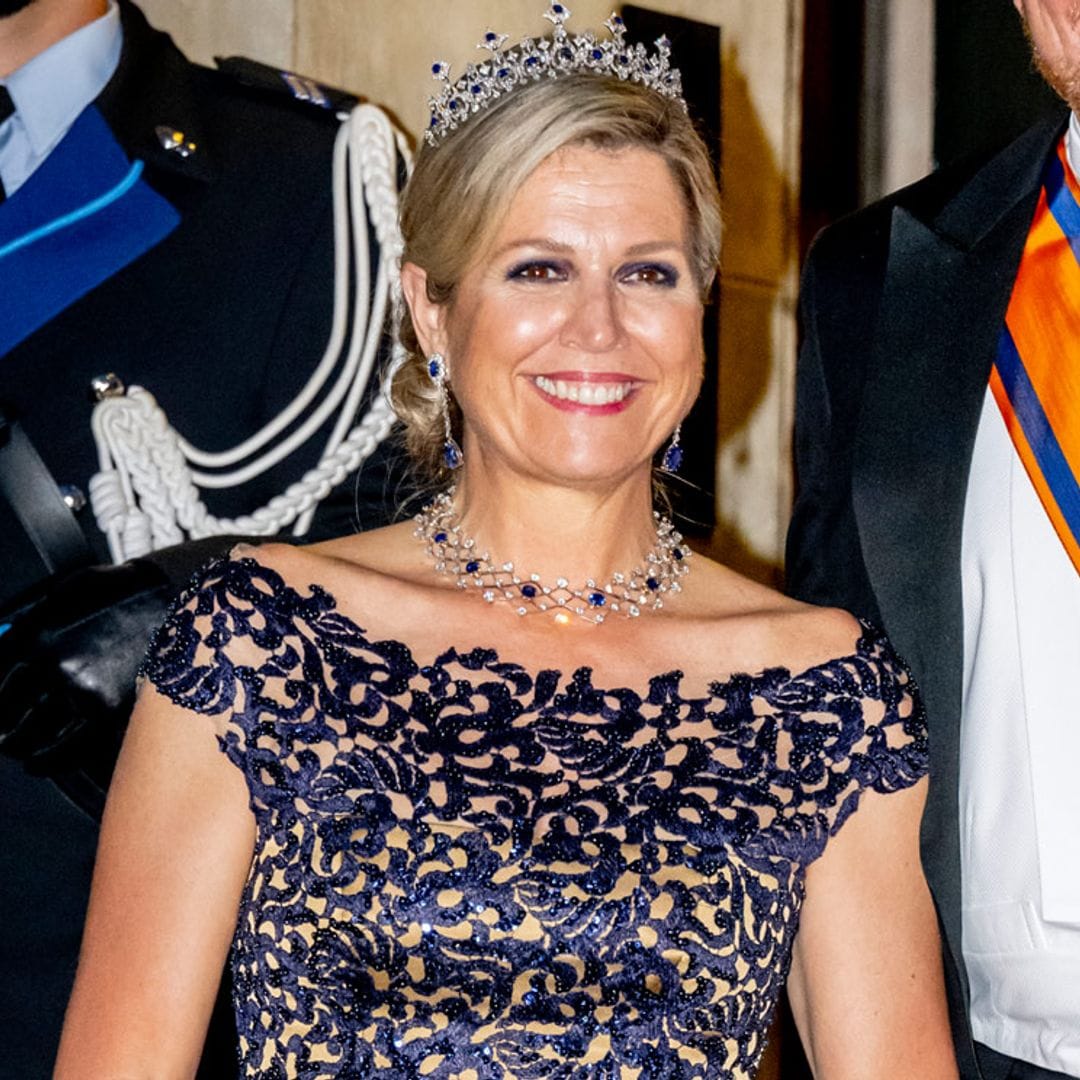 Máxima impacta con su look de gala trampantojo y una espectacular tiara transformable