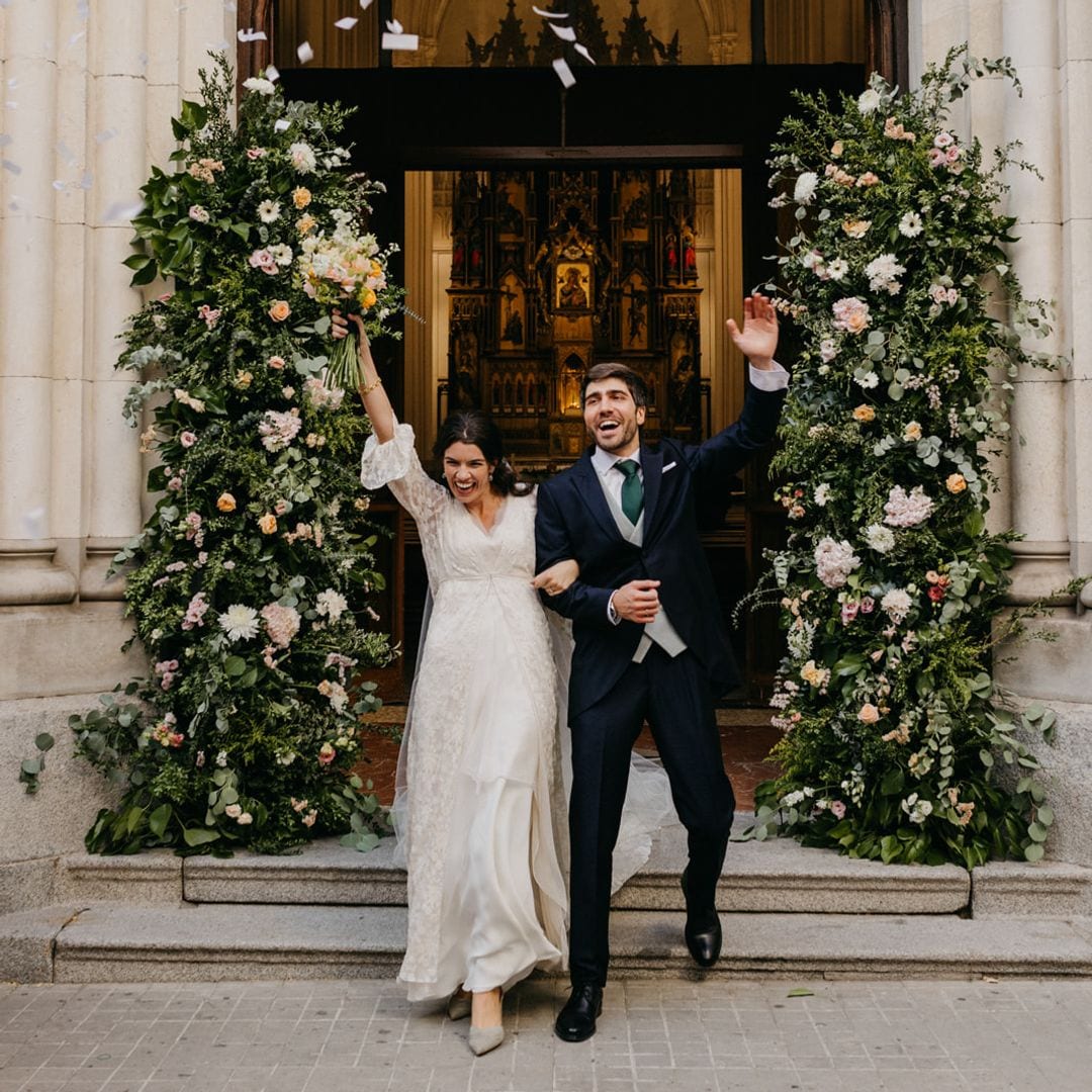 Belén, la novia que llevó un vestido diseñado sin boceto y una chaqueta bordada en su boda en Madrid