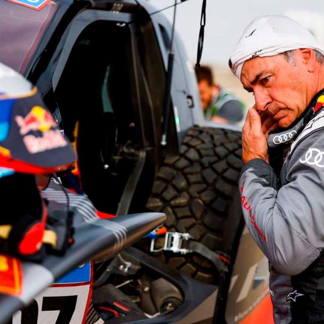 Las imágenes del aparatoso accidente de Carlos Sainz en el Dakar tras volcar su coche