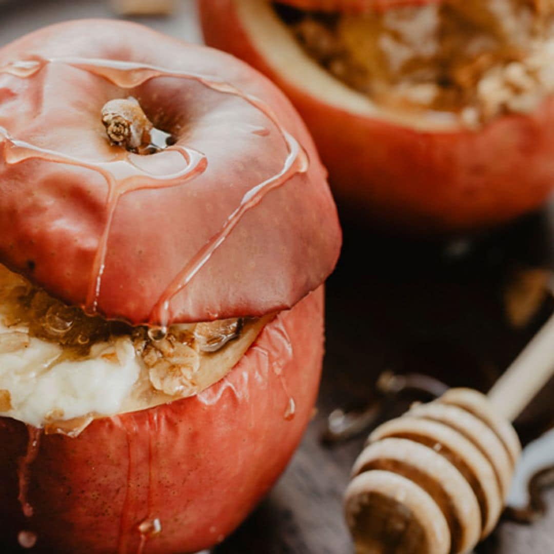 Manzanas asadas con queso batido y avellanas