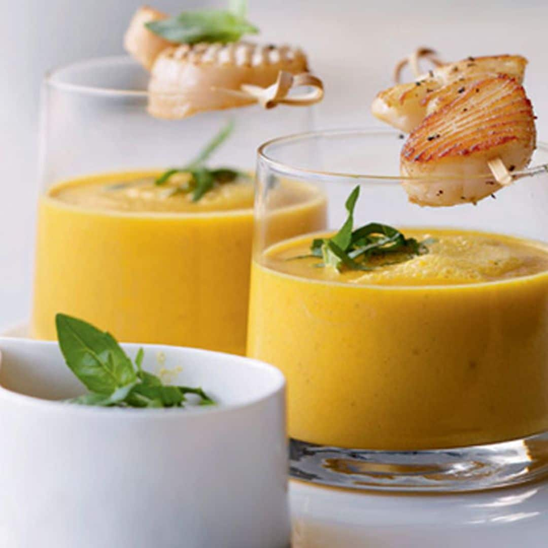 Crema de calabaza y pimiento amarillo con brocheta de vieira