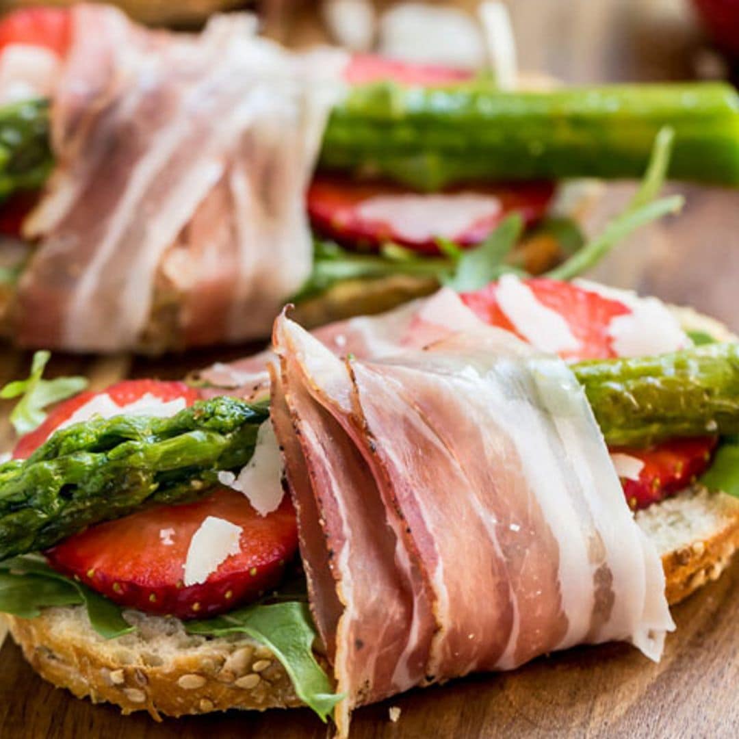 'Bruschetta' de beicon, espárrago verde y fresa