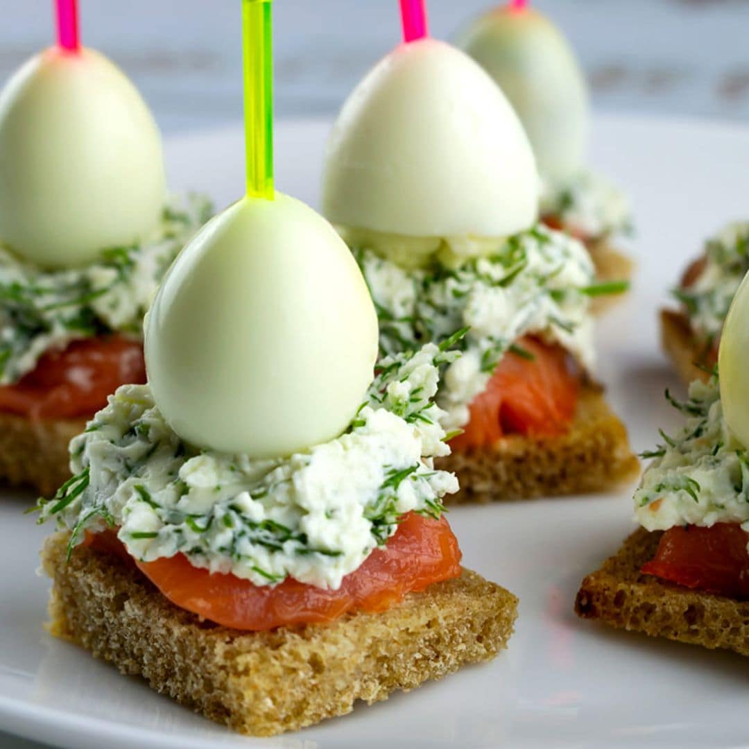 Canapé de salmón y huevo de codorniz