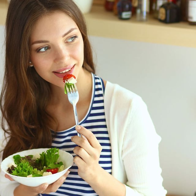 mujer ensalada