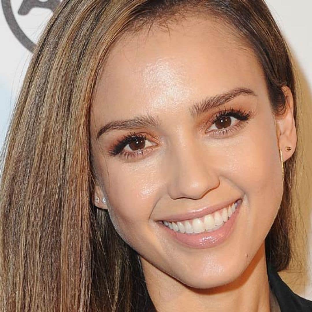 Jessica Alba apuesta por los cosméticos multiusos: ¿por qué tienes que hacerles un hueco en tu neceser?